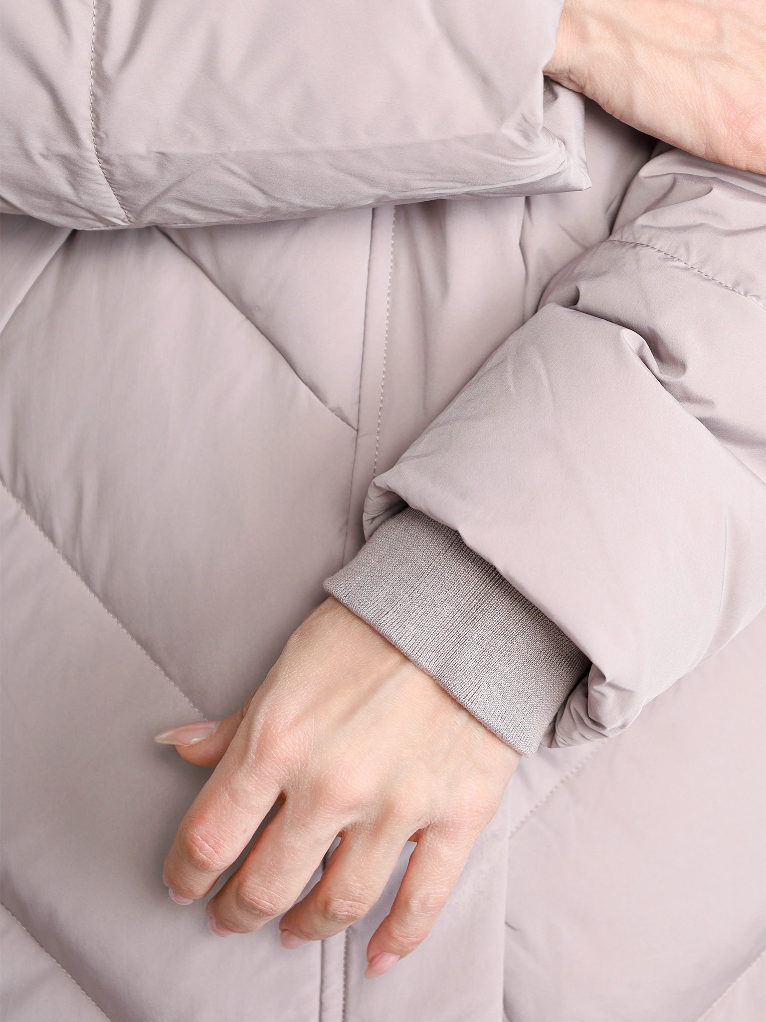 Пуховик бежевого цвета с двойным капюшоном